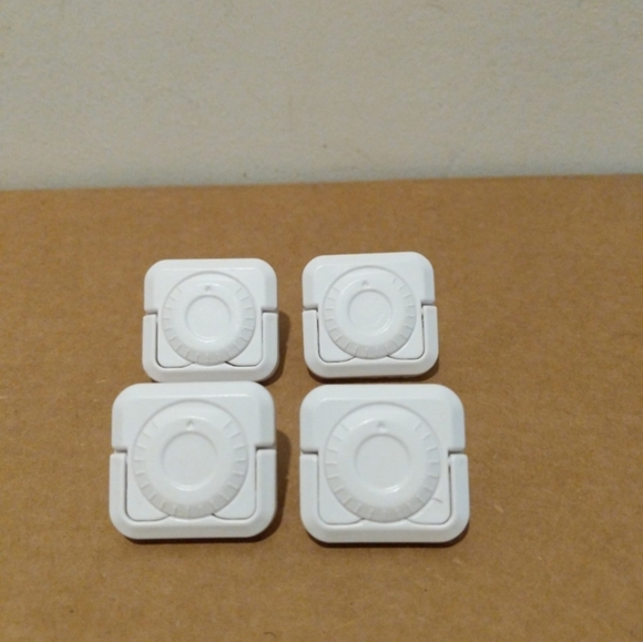 LOCKING CHILD SAFETY OUTLET COVERS  PREVENTING HAZZARD 8 - TWO LOCKING FEATURES - Picture 1 of 5